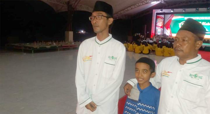 Ahmad Wildan (kiri berkacamata).
