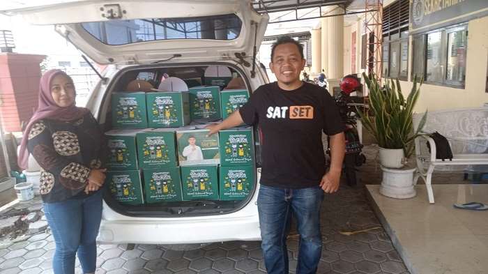 
Solahuddin Ketua PWI Mojokerto didampingi Kharina menerima Parcel Lebaran dari Gus Barra.