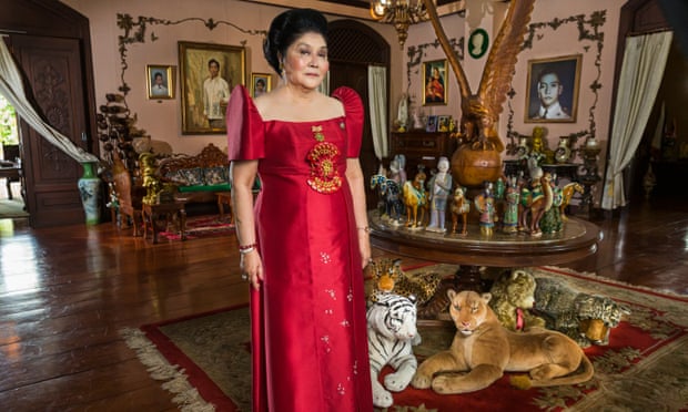 Imleda Marcos dengan gaya hidup hedonnya. foto:  Lauren Greenfield