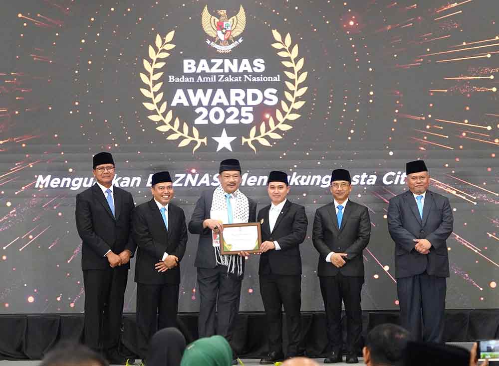 Bupati Mojokerto Muhammad Al Barra menerima penghargaan dari Badan Amil Zakat Nasional (Baznas) RI melalui Baznas Award tahun 2025. (Ist)