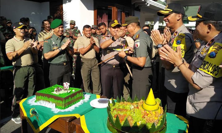 Kapolres Malang Kota AKBP Doni Alexander menyuapi potongan kue tart ke Danrem 083/BJ Kol. Inf. Zainudin dalam rangka perayaan HUT TNI ke -74, di halaman Makorem, Jumat (04/10). foto: Iwan Irawan/ BANGSAONLINE