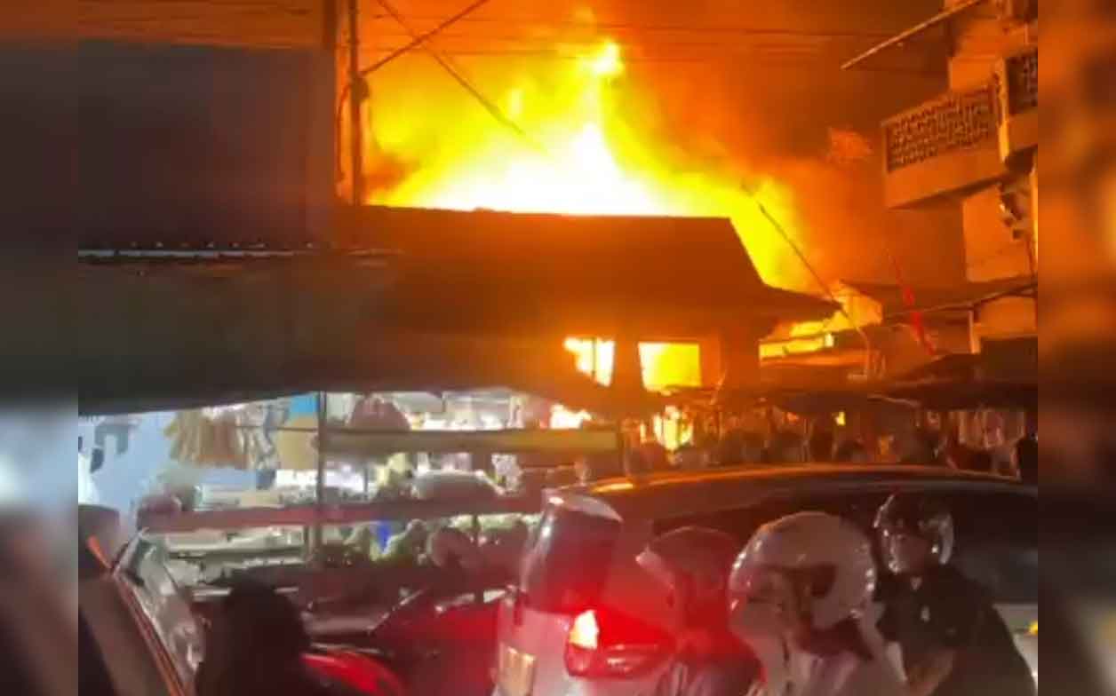 Api membara menghanguskan lapak di Pasar Pandaan.