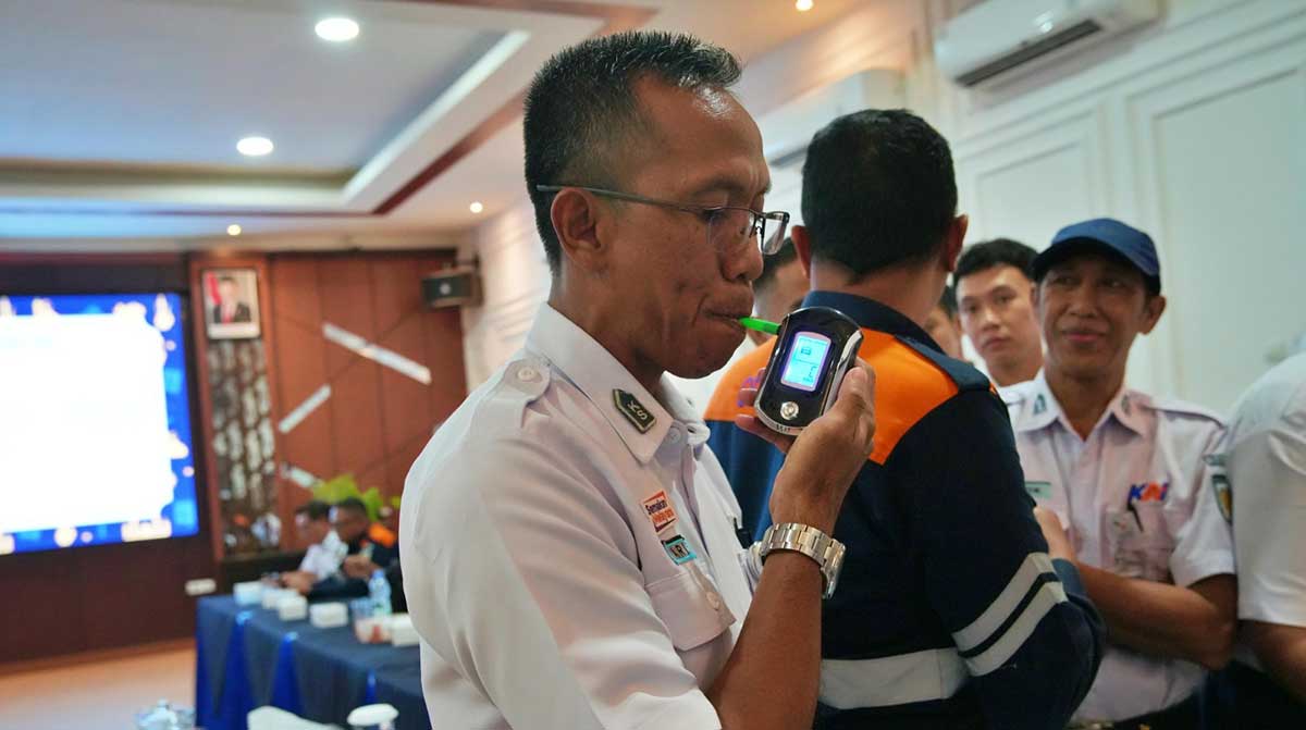 Kepala Stasiun Kediri, Sifion Aris Wibowo, dan jajaran ketika mengikuti tes kesehatan. Foto: Ist