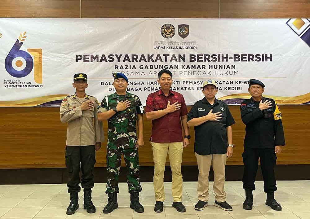 Kalapas Kediri, Solichin (tengah) dan petugas gabungan. (Ist)