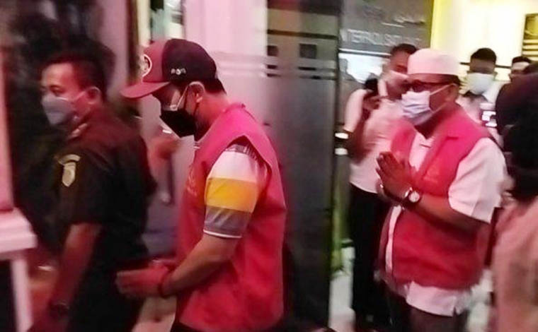 Novi Rahman Hidayat (NRH) saat tiba di Kejaksaan Negeri Nganjuk. foto: TribunJatim.com