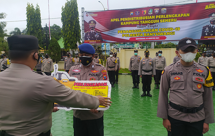 Pendistribusian diawali dengan apel penyerahan yang dipimpin langsung oleh Kapolresta Banyuwangi AKBP Nasrun Pasaribu, dihadiri Wakapolresta Banyuwangi AKBP Didik Hariyanto bersama pejabat utama (PJU) Polresta Banyuwangi di depan Mapolresta Banyuwangi, Senin (2/8/2021). (foto: ist)