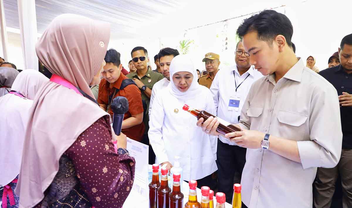 Gubernur Khofifah saat mendampingi Wapres Gibran di Bondowoso.