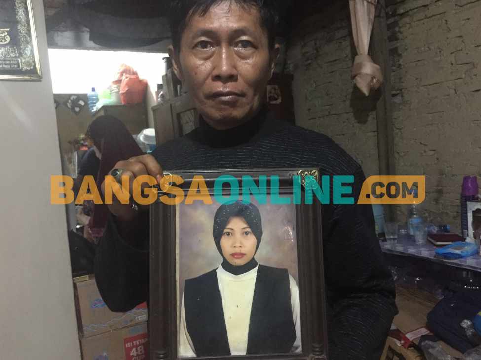 Keluarga korban saat menunjukkan foto Avianti semasa hidup. Foto: Rusmiyanto/BANGSAONLINE