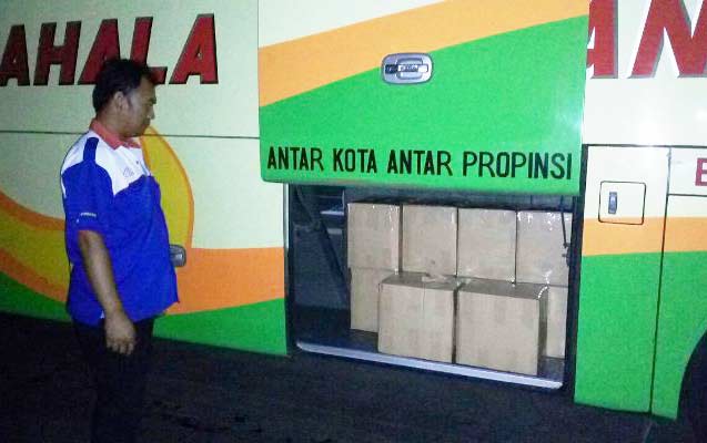 Bagasi bus yang angkut arak bali, dan bukti arak bali dalam kemasan botol yang diamankan aparat kepolisian.