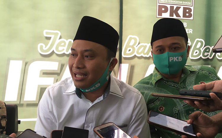 Sekeretaris DPC PKB Jember, Ayub Junaedi dan Ifan Ariadna Wijaya.
