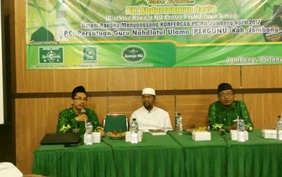 KH Abdurrahman Navis (tengah) saat acara bedah buku Khazanah Aswaja di Aula kantor Muslimat NU Jombang, Minggu (15/1). foto: ROMZA/BANGSAONLINE