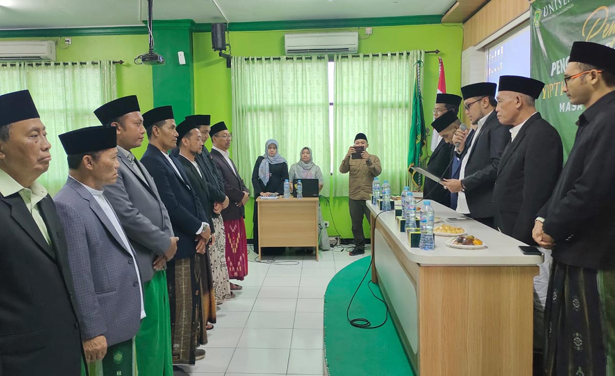 Ketua Pembina YPPTI Sunan Giri Lamongan KH. Mochammad Machsoem Faqih saat melantik dan mengukuhkan kepengurusan yayasan baru. 