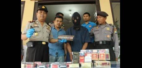 pelaku saat diamankan di Mapolsek warujayeng beserta barang bukti. (Soewandito/BangsaOnline.com)