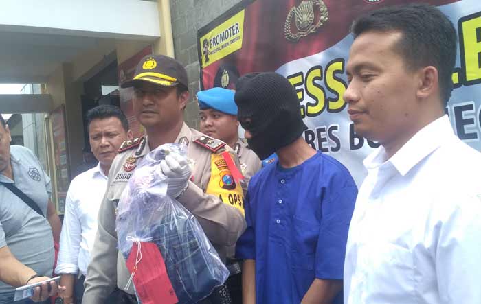 Wakapolres Bojonegoro Kompol Dodon Priambodo menunjukkan pelaku dan celana korban.