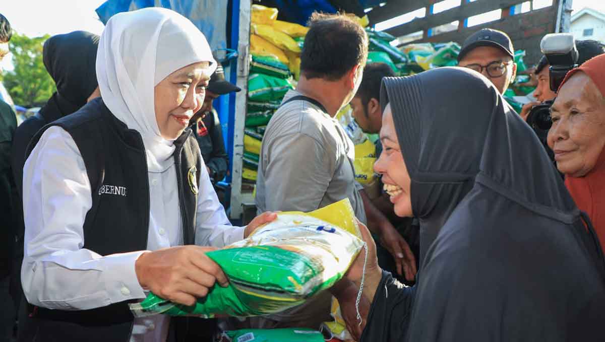 Gubernur Khofifah saat menyapa masyarakat.