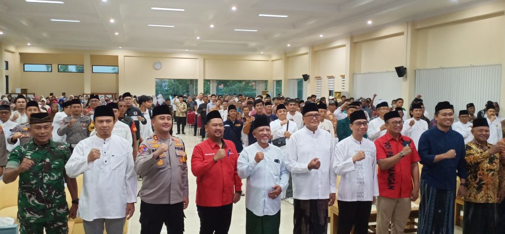  Bupati Fandi Akhmad Yani didampingi Ketua DPD  LDII Gresik KH Abdul Muis Zuhry saat hadir dalam LDII berbagi di bulan Ramadhan 1447 H foto: Syuhud/BANGSAONLINE.