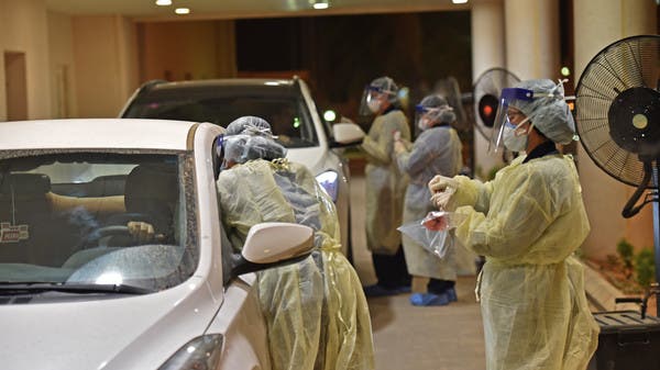 Semua penduduk Saudi Arabia yang kedapatan keluar rumah, langsung dilakukan uji swab. foto: alarabiya.net 