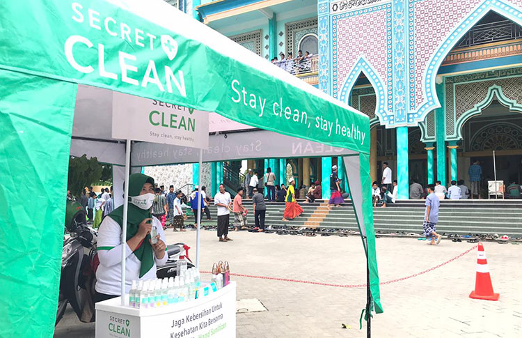 Petugas siap memberikan cairan disinfektan kepada para santri agar tetap bersih. (foto: ist).