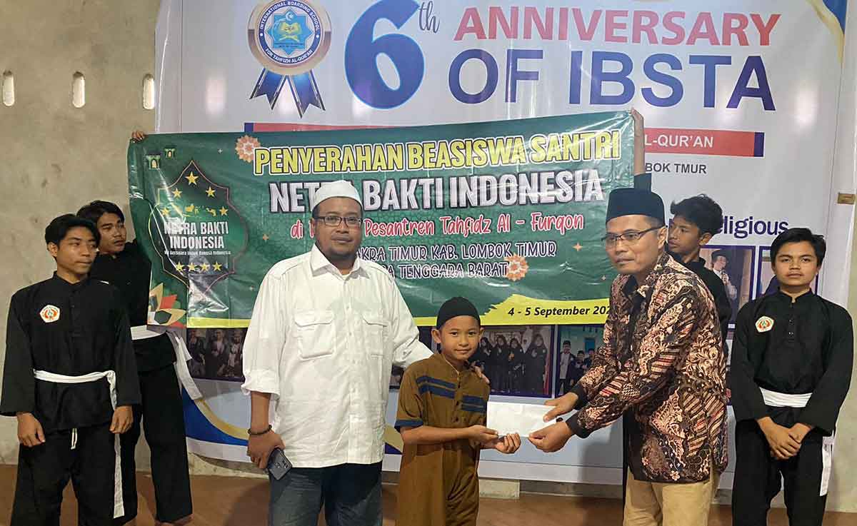 Pengurus NBI saat menyalurkan beasiswa santri bagi puluhan anak yatim di Pondok Pesantren Tahfidz Quran Al Furqon. Foto: Ist