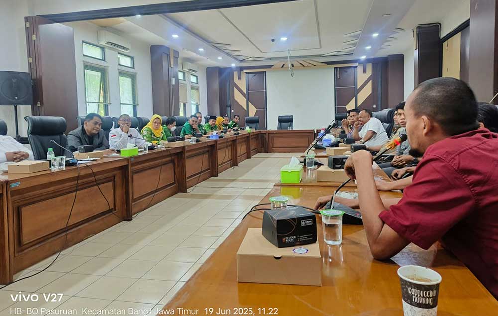 Hearing antara Komisi II DPRD Kabupaten Pasuruan dengan Disperindag membahas tunggakan sewa di Plaza Bangil.