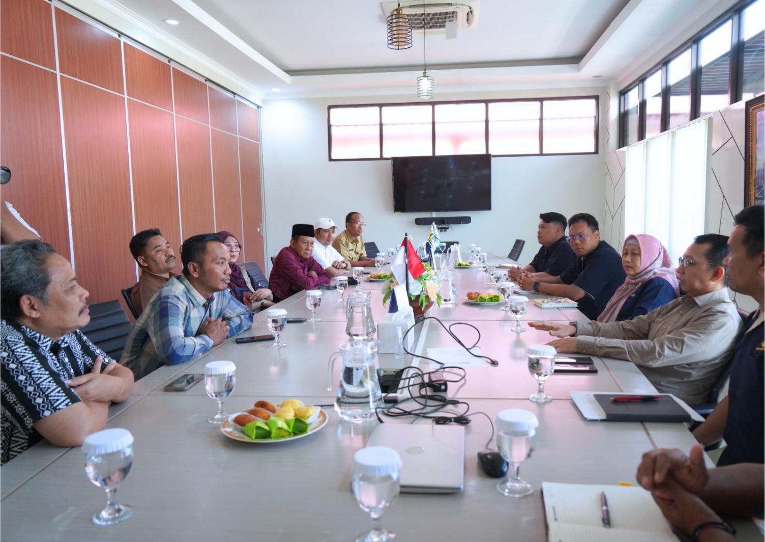 Rombongan Komisi IV DPRD Gresik saat bertemu manajemen PT PON. FOTO: ist.