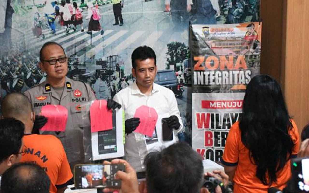Kasihumas Polres Madiun Kota, Iptu Ubaidilah menunjukkan barang bukti ungkap kasus penipuan, Selasa (21/10/2025). Foto: ist.