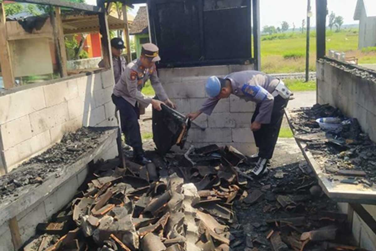 Polisi saat mencari barang bukti di warung yang berada di Desa Ngelang, Kecamatan Kartoharjo, Magetan.