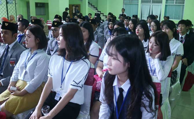 Para pelajar dari negara Korea Selatan, duduk bersama dengan pelajar Indonesia saat mengikuti acara pembukaan pertukaran pelajar yang memasuki ke 7 di tahun 2016. foto: humas