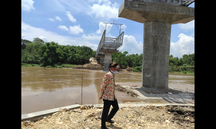 Wabup Budi Irawanto kembali melakukan inspeksi mendadak (sidak) proyek pembangunan Jembatan Bojonegoro. 