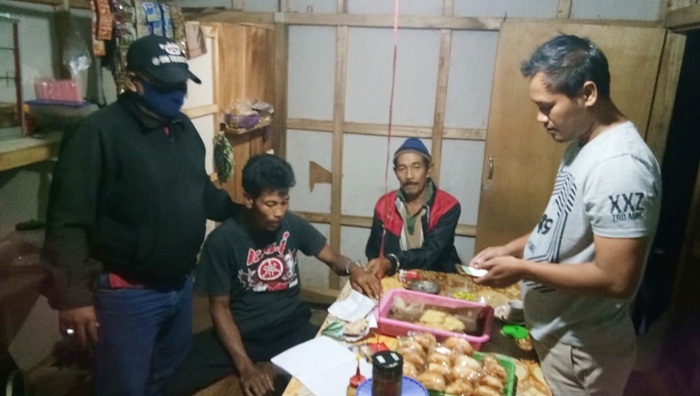Kedua pelaku saat diamankan petugas.
