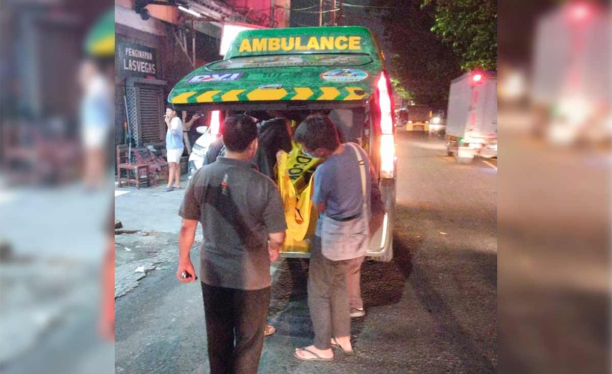 Petugas saat mengevakuasi mayat perempuan yang ditemukan dalam kamar hotel di area Medaeng, Kecamatan Waru, Sidoarjo.