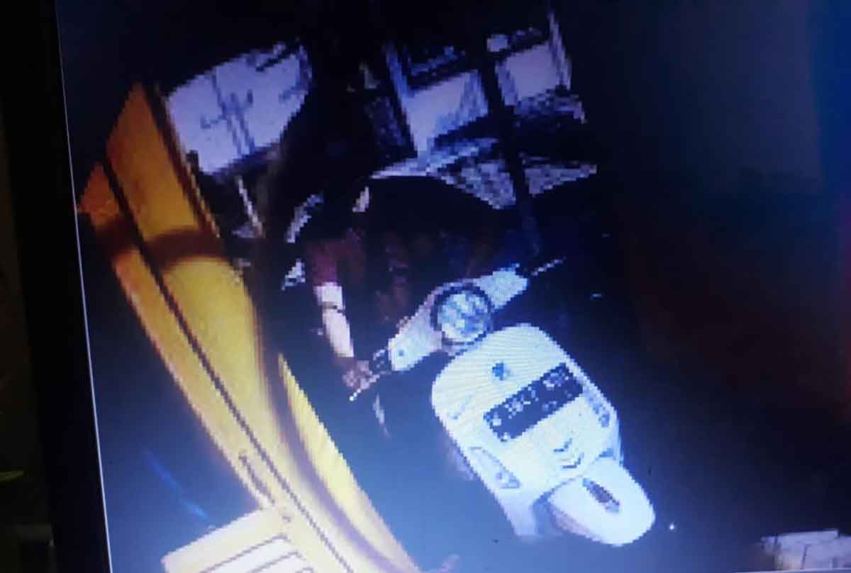 Pelaku saat terekam kamera CCTV di parkir Mall Sidoarjo.
