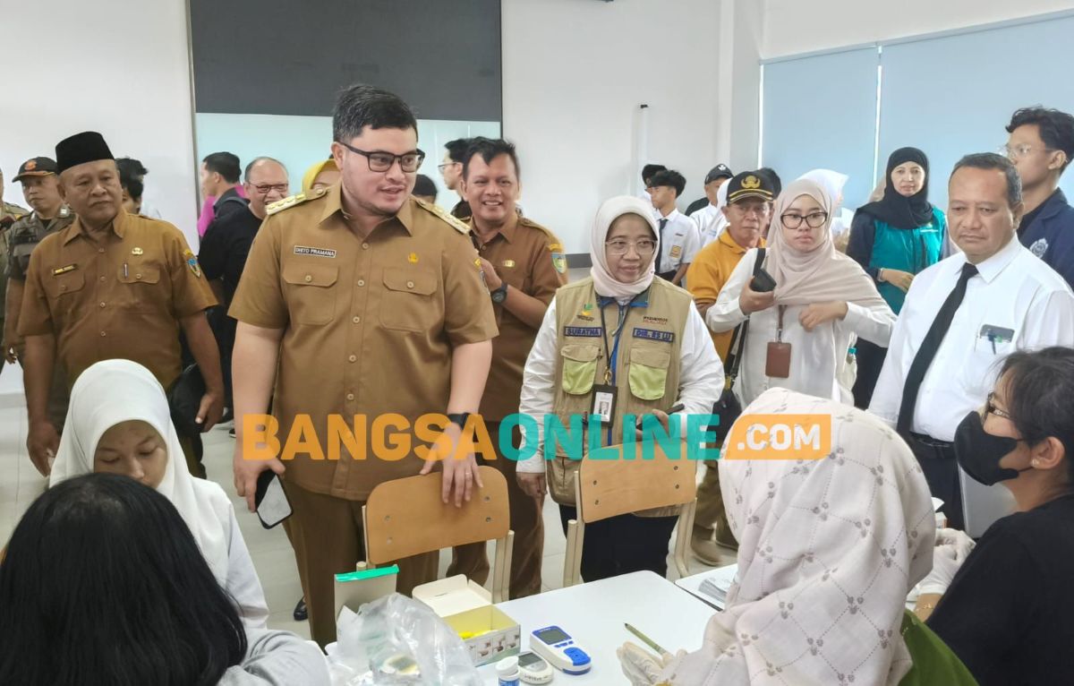 Bupati Kediri Hanindhito Himawan Pramana saat meninjau proses pemeriksaan kesehatan gratis terhadap para siswa SRMA 24. Foto: Muji Harjita/BANGSAONLINE.com