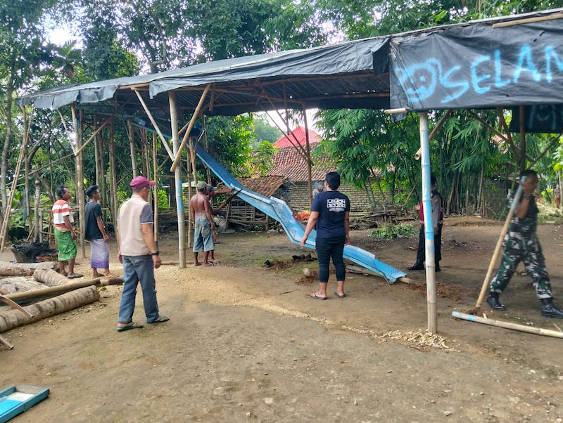 Pembongkaran arena judi balap kelereng