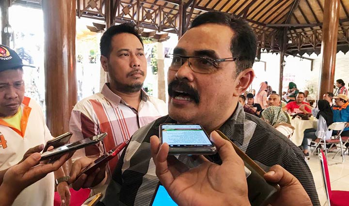Kepala Disperindag Pemprov Jatim Drajat Irawan memberikan keterangan pada wartawan.