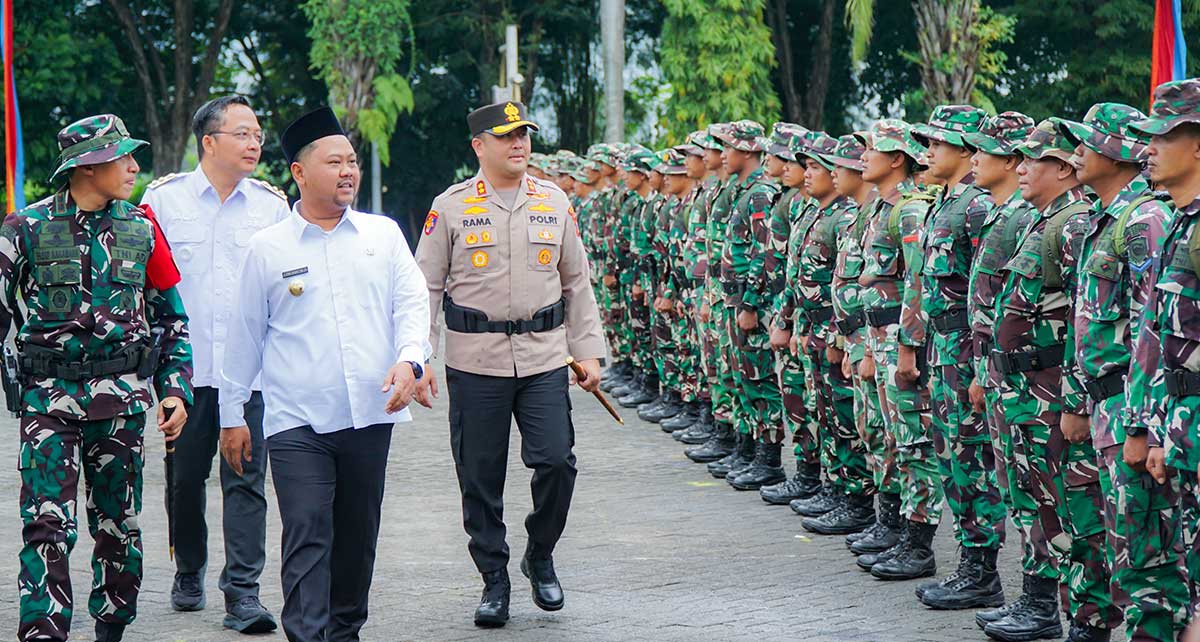 Bupati Gresik ketika mengecek pasukan dalam pembukaan TMMD ke-128. Foto: Ist