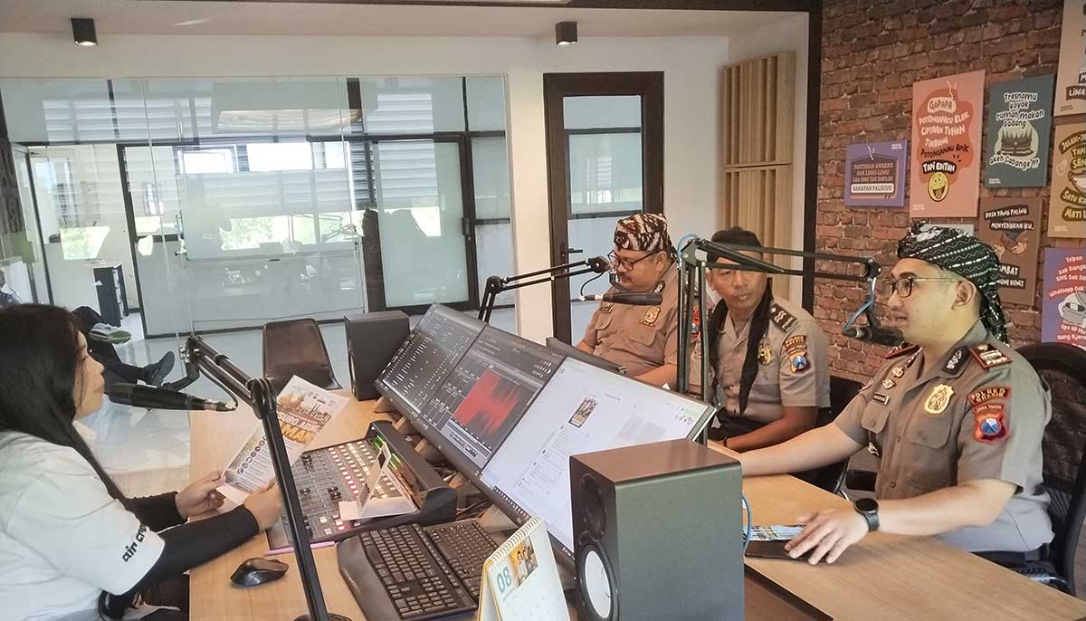 Kasat Binmas Polres Gresik, Iptu M. Nur Setyabudi, saat mengikuti siaran. Foto: Ist