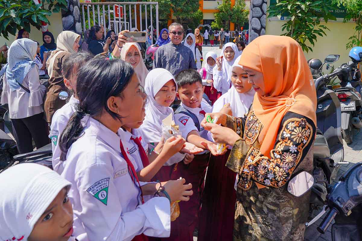 Khofifah saat menyapa para pelajar di hari pertama MPLS atau masa pengenalan lingkungan sekolah.