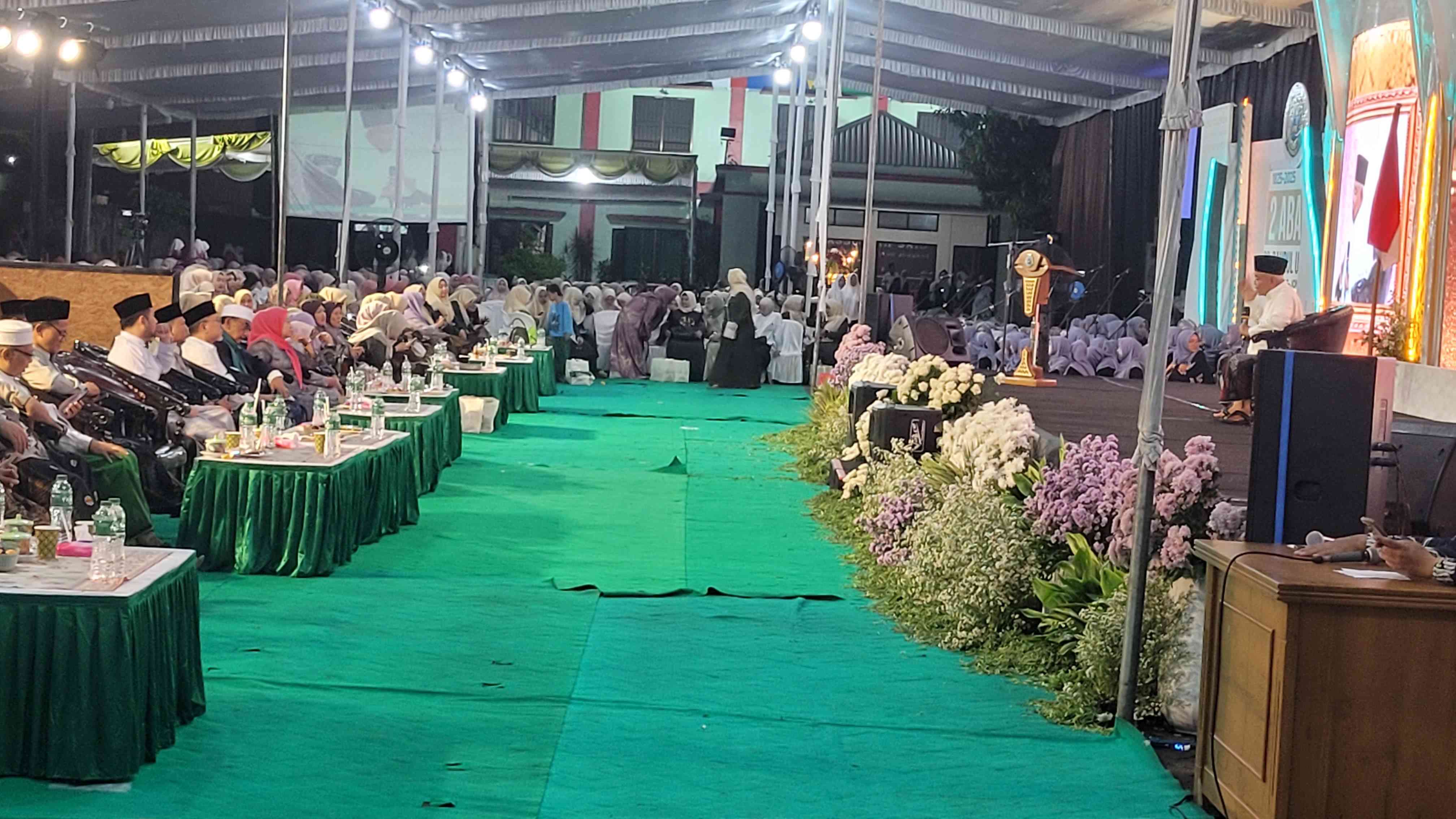 Prof Dr KH Asep Saifuddin Chalim, MA saaat menyampaikan ceramah dalam puncak acara 2 Abad Pondok Pesantren Bahrul Ulum Tambak Beras Jombang di GOR Serba Guna Hasbullah Said, Jombang, Sabtu (25/10/2025). Foto: MAA/bangsaonline
