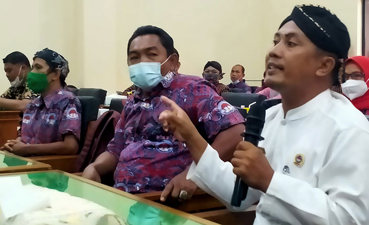Puryono (baju putih), Ketua AKD Trenggalek saat menyampaikan aspirasi di Gedung DPRD Trenggalek. (foto: HERMAN/ BANGSAONLINE)