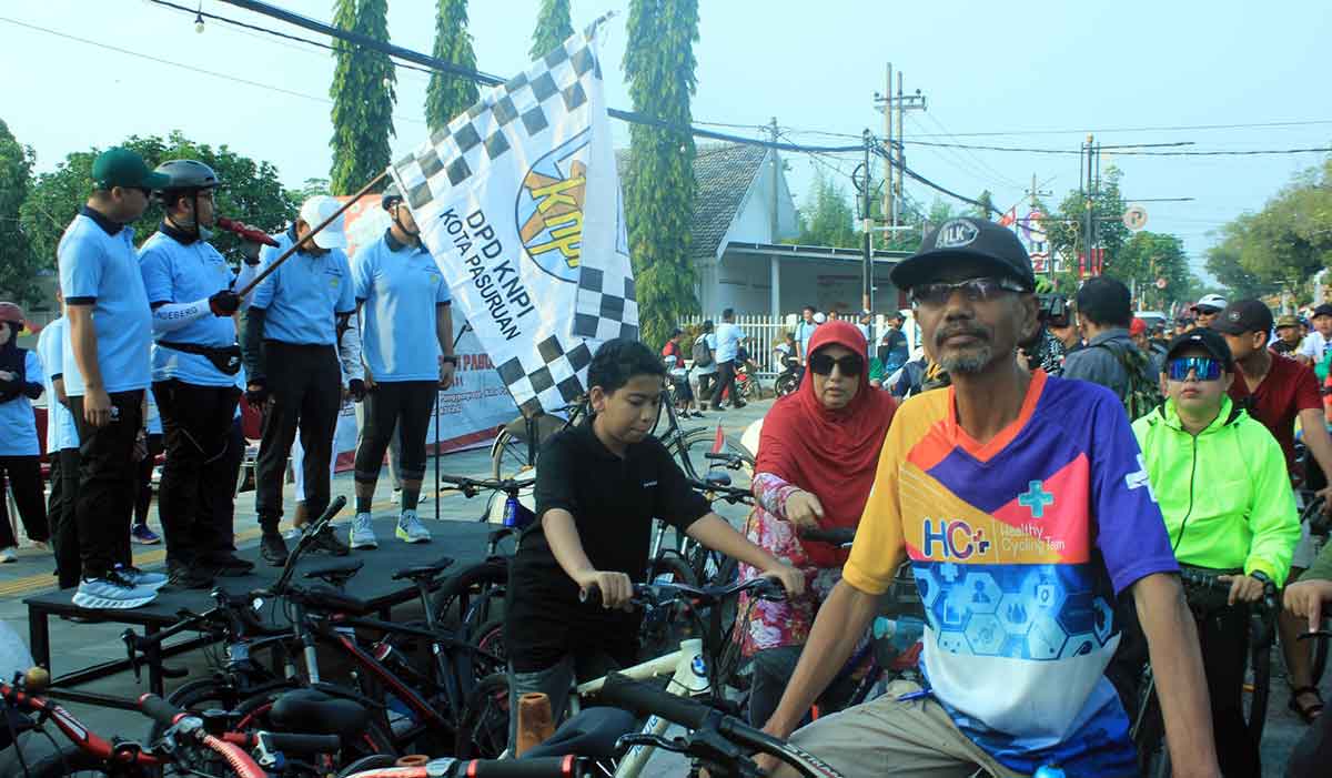 Wali Kota Pasuruan saat memberangkatkan Gowes yang digelar KNPI dalam rangka menyemarakkan HUT ke-80 RI.