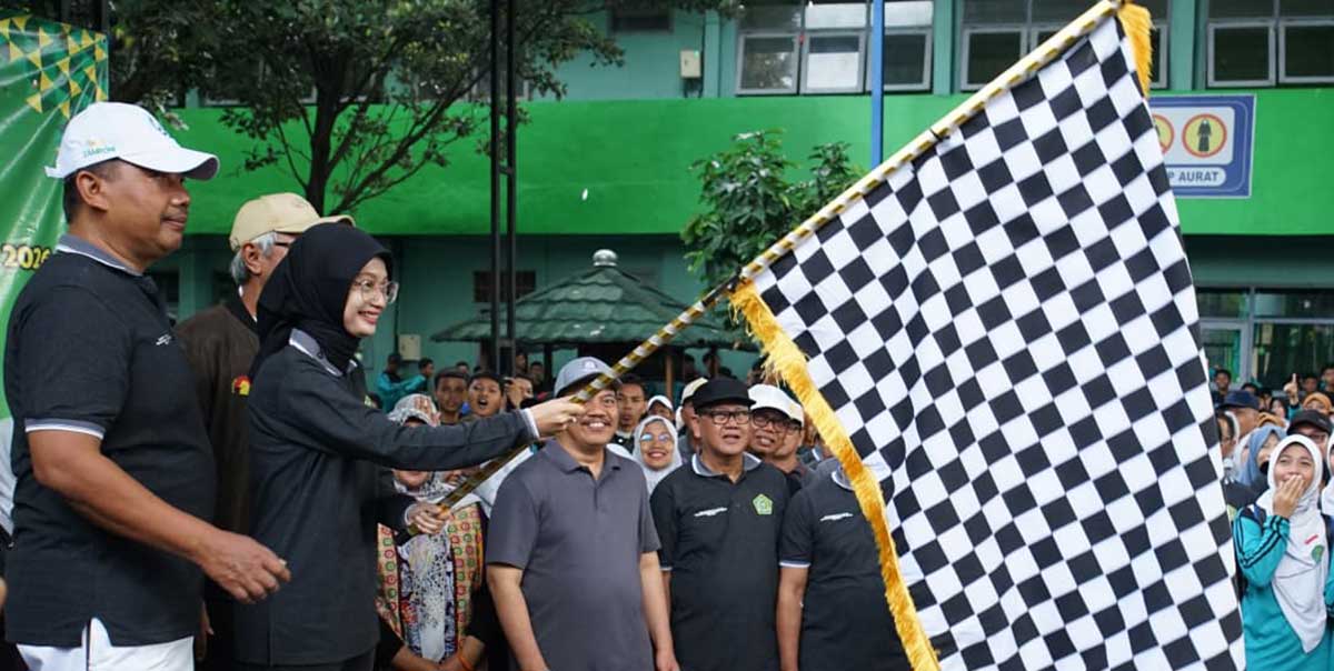 Wali Kota Kediri saat melepas keberangkatan peserta Jalan Santai dalam rangka Peringatan Hari Amal Bakti Kementerian Agama ke-80. Foto: Ist