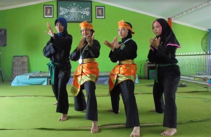 Tiga siswi SMP Mu