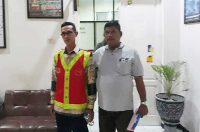 Kades BM saat digiring petugas menuju Lapas.