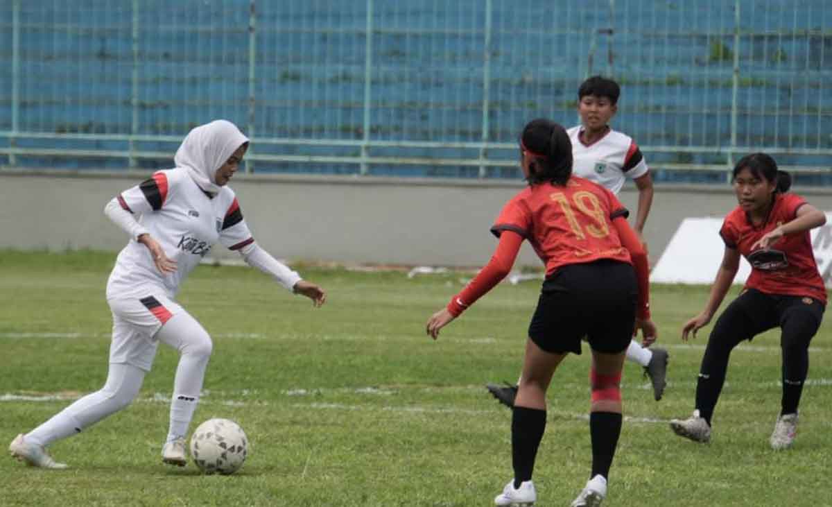 Pertandingan antara tim putri dari Kota Batu melawan Jember di Stadion Brantas.