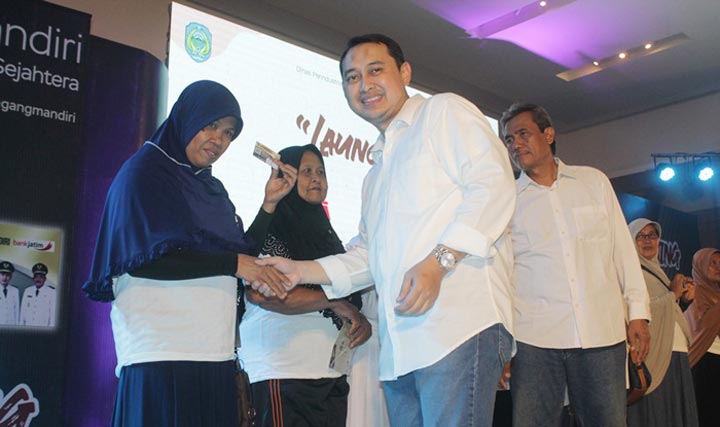 Bupati Nganjuk Novi Rahman Hidayat memberikan KNMP secara simbolis ke pedagang. foto: BAMBANG/ BANGSAONLINE