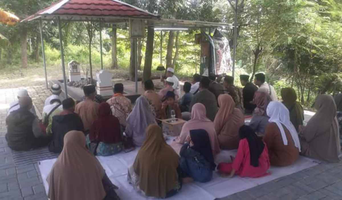 Sejumlah peziarah dari berbagai daerah saat berada di Makam Syekh Muhammad Nur Alamsyah sebelum dibongkar. Foto: Ist