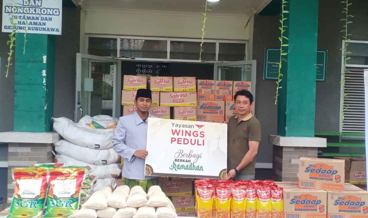 Yayasan Wings Peduli saat membagikan paket sembako di Ponpes Lirboyo, Kota Kediri. Foto: Ist