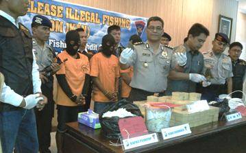 Tiga tersangka beserta barang bukti saat pers rilis. (foto: rusmiyanto/BANGSAONLINE)