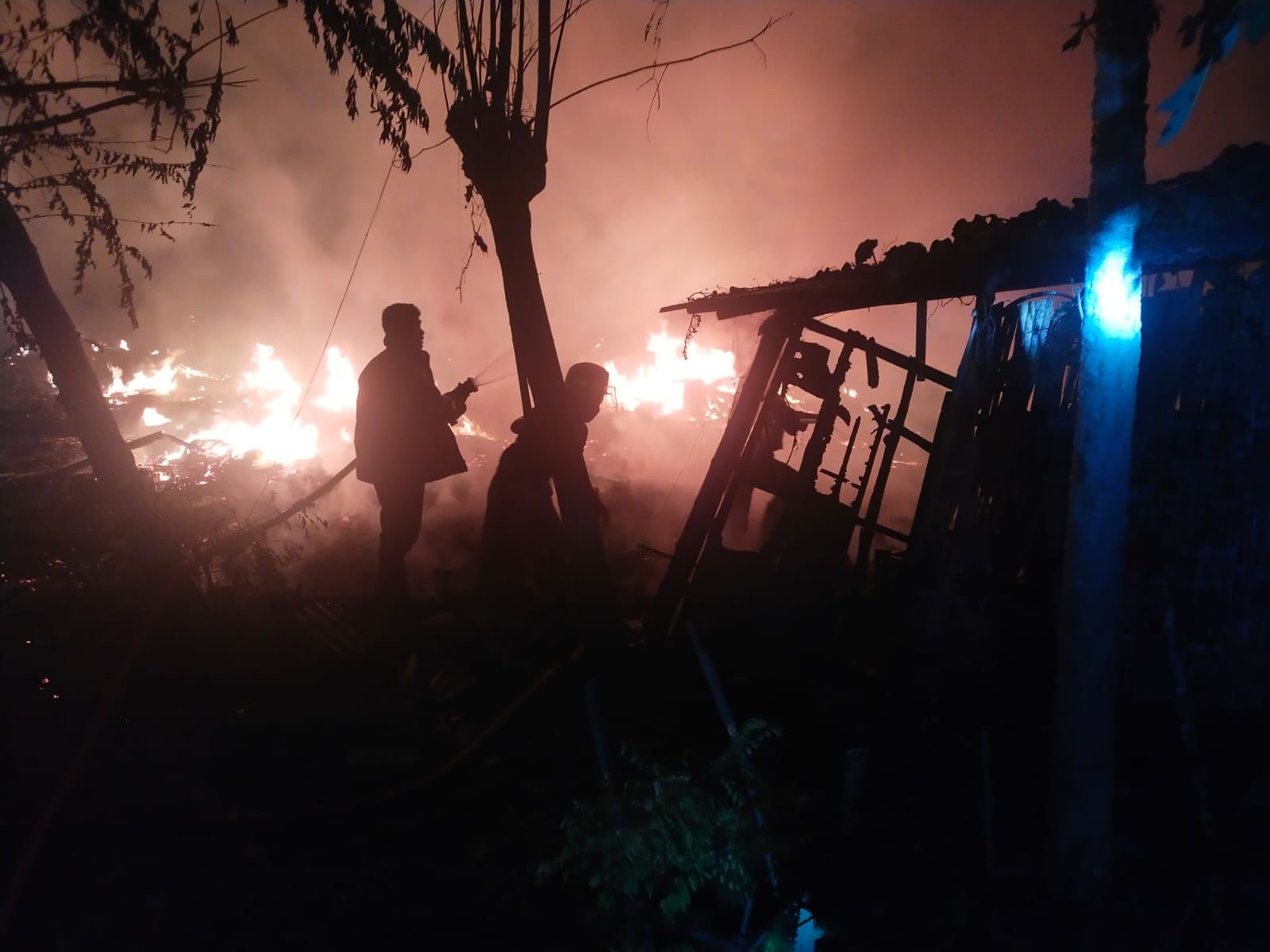 Petugas Damkar Gresik saat melakukan pemadaman (dok. Ist)